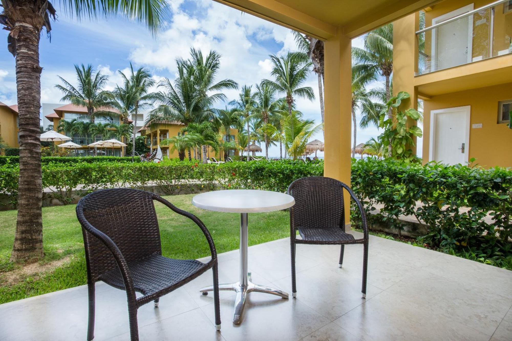 Suite Junior Preferred Club con vistas a la piscina y cama extragrande